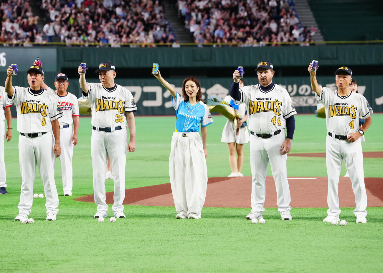 試合前、スコール三唱を行う上戸彩（中央）ら（撮影・江口和貴）