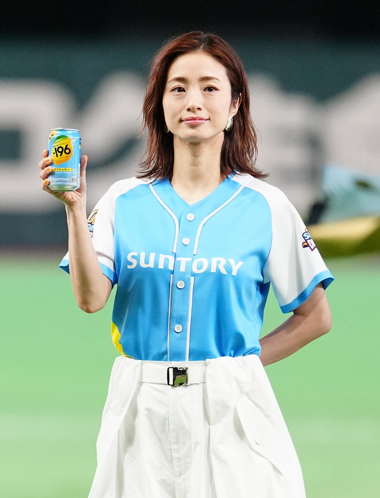 「サントリー　ドリームマッチ　2026」の試合前、スコール三唱を行う上戸彩（撮影・江口和貴）