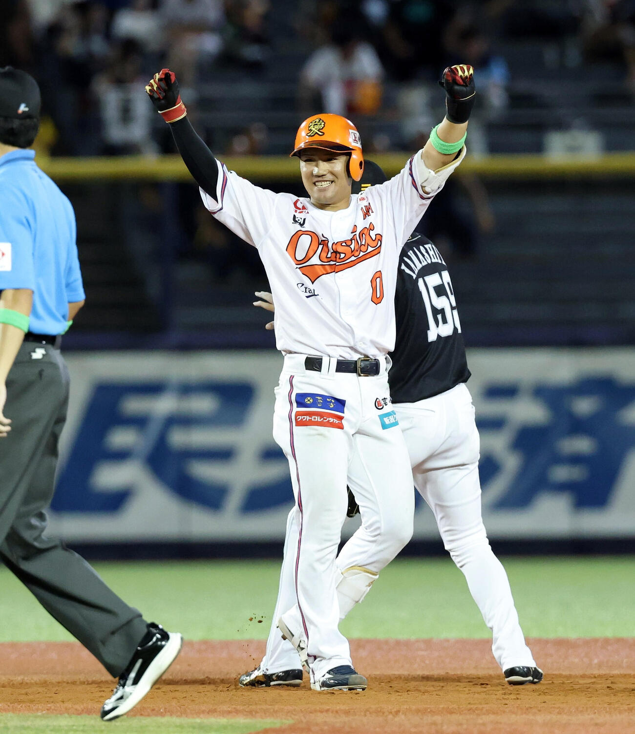 セ選抜対パ選抜　6回裏セ選抜無死二、三塁、高義博は2点適時二塁打を放ちガッツポーズ（撮影・浅見桂子）