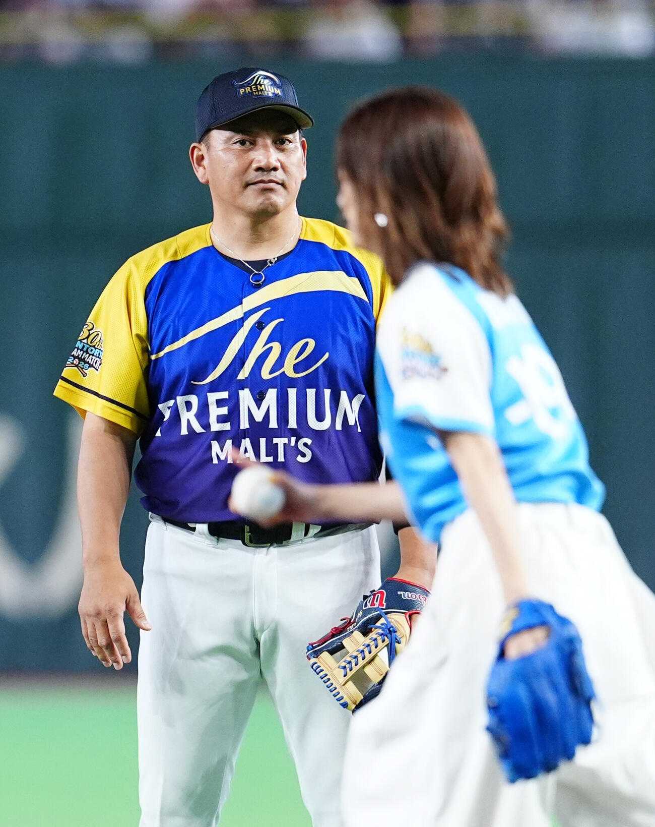 「サントリー　ドリームマッチ　2026」の試合前、始球式を行う上戸彩（手前）を見つめるザ・プレミアム・モルツ球団二塁手の井口資仁氏（撮影・江口和貴）