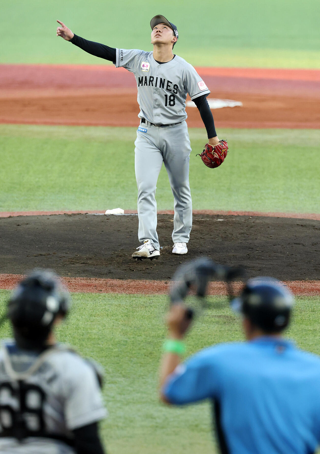 セ選抜対パ選抜　1回裏セ選抜1死三塁、小田康一郎を三邪飛に仕留め指さす石垣元気（撮影・浅見桂子）