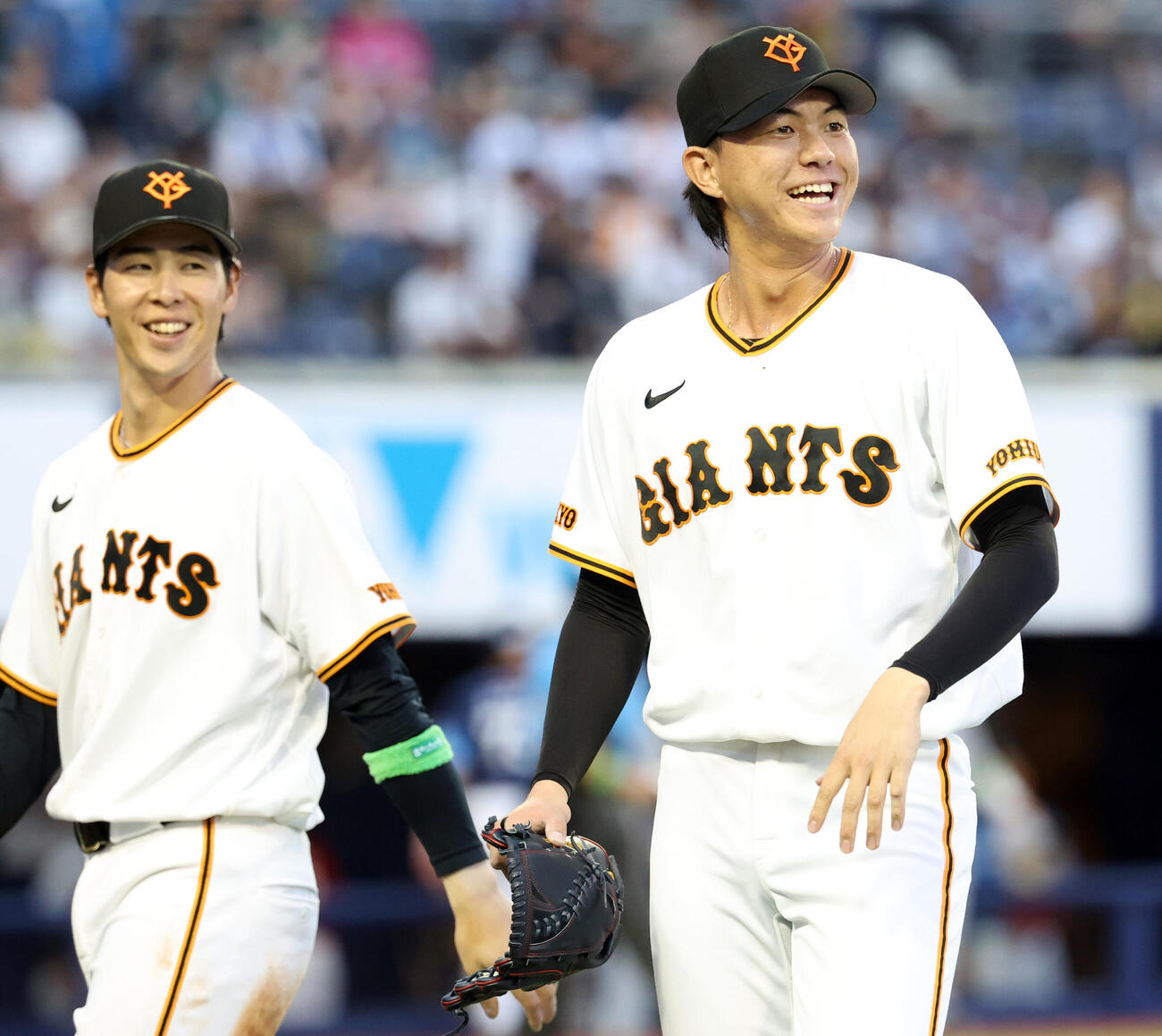 セ選抜対パ選抜　2回表パ選抜の攻撃を抑えた園田純規（右）は笑顔。後方は小浜佑斗（撮影・浅見桂子）