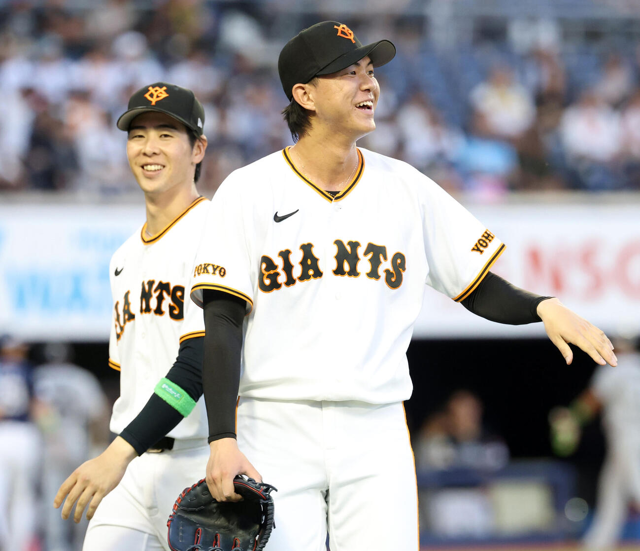 セ選抜対パ選抜　2回表パ選抜の攻撃を抑えた園田純規（右）は笑顔。後方は小浜佑斗（撮影・浅見桂子）