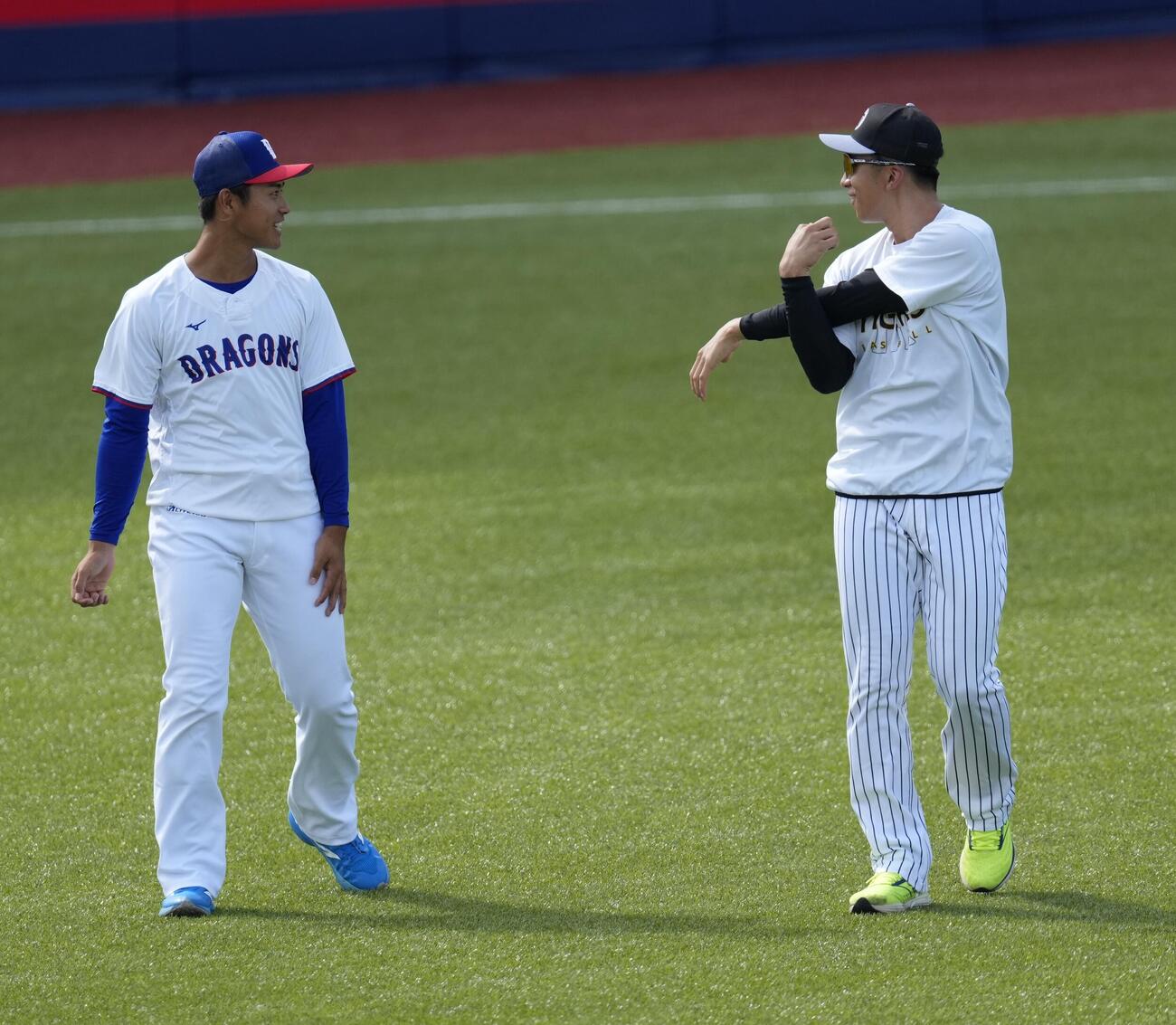 セ選抜対パ選抜　ウオーミングアップをするセ選抜の井上剣也（左）と茨木秀俊（撮影・小島史椰）