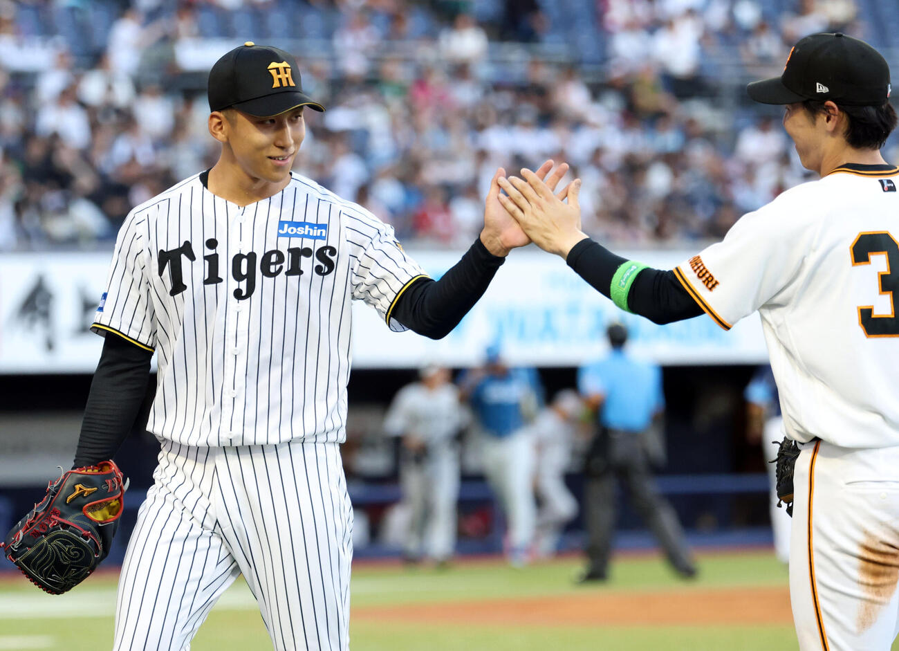 セ選抜対パ選抜　2回表パ選抜の攻撃を抑え、小浜佑斗（右）とハイタッチする茨木秀俊（撮影・浅見桂子）