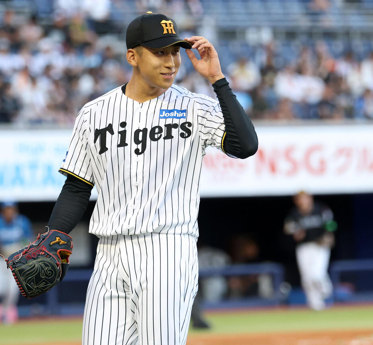 セ選抜対パ選抜　2回表パ選抜の攻撃を抑え、あいさつする茨木秀俊（撮影・浅見桂子）