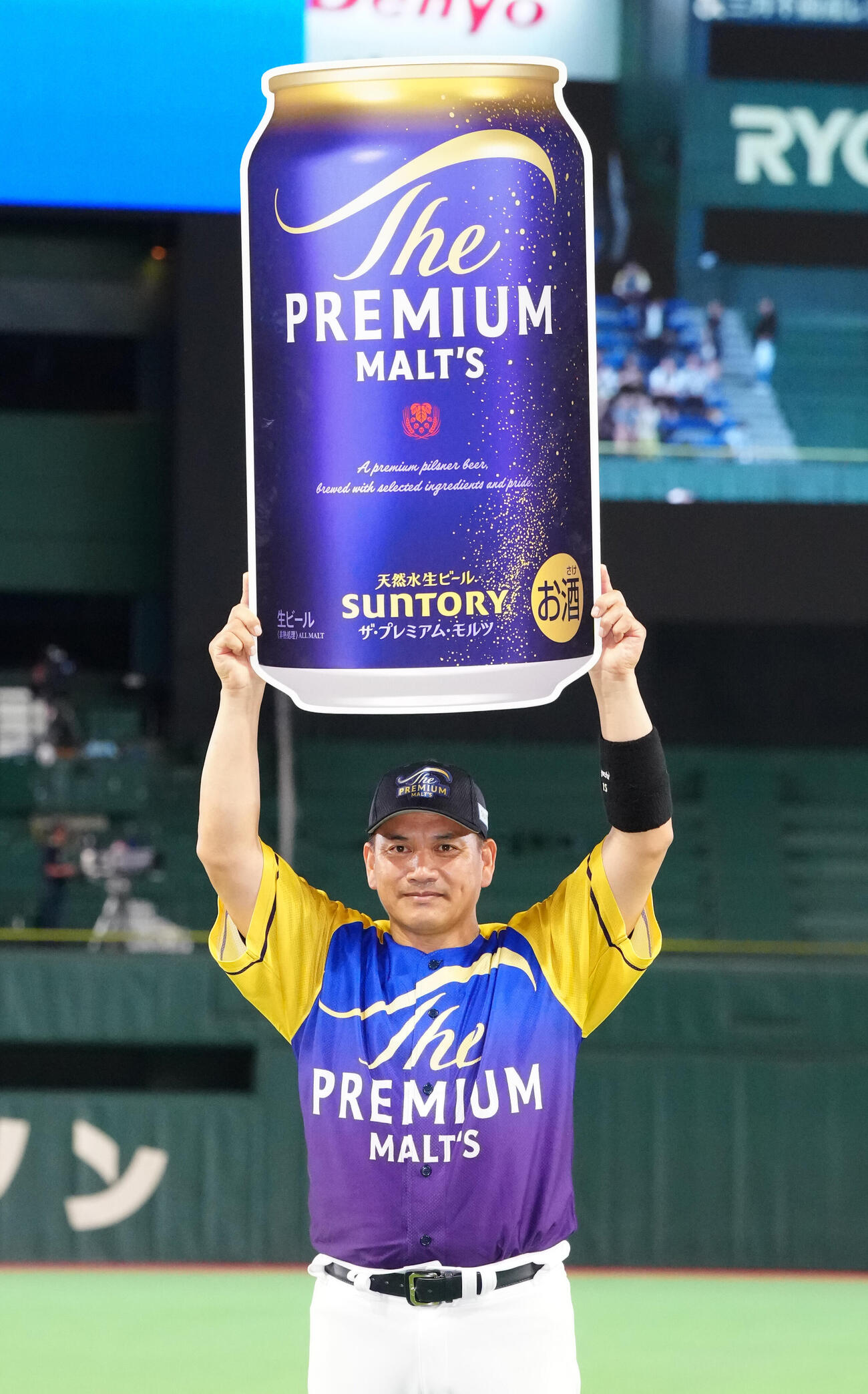 「サントリー　ドリームマッチ　2026」の表彰式で写真に納まる最優秀選手賞の井口資仁氏（撮影・江口和貴）
