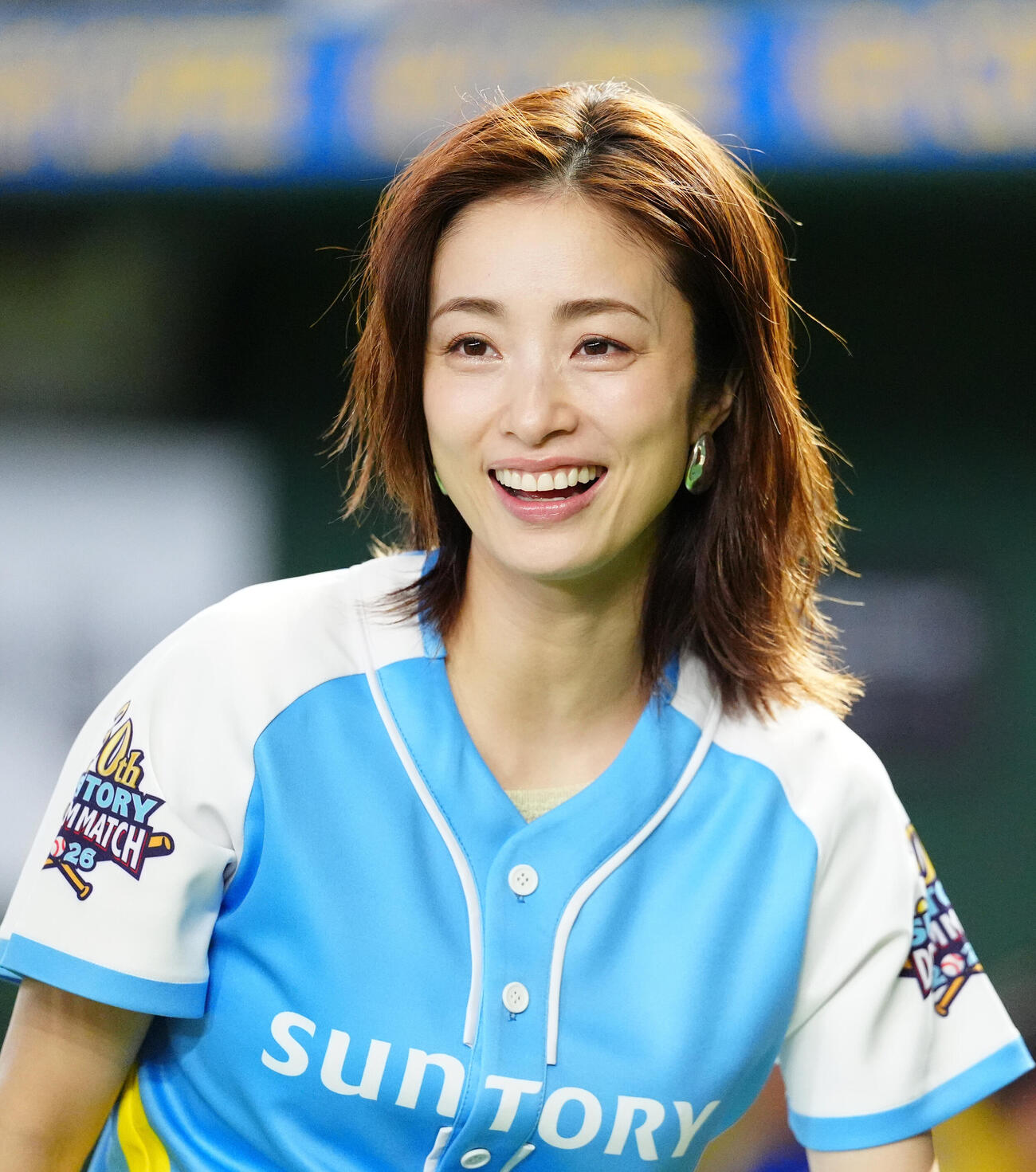 「サントリー　ドリームマッチ　2026」の試合前、始球式を行った上戸彩（撮影・江口和貴）