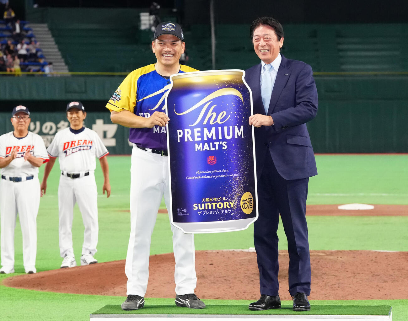「サントリー　ドリームマッチ　2026」の表彰式で写真に納まる最優秀選手賞の井口資仁氏（左）（撮影・江口和貴）