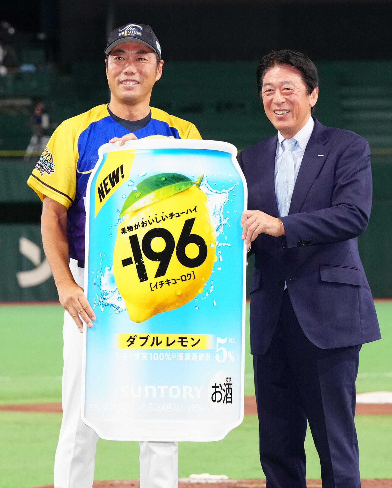 「サントリー　ドリームマッチ　2026」の表彰式で写真に納まるMY MVP賞の上原浩治氏（左）（撮影・江口和貴）