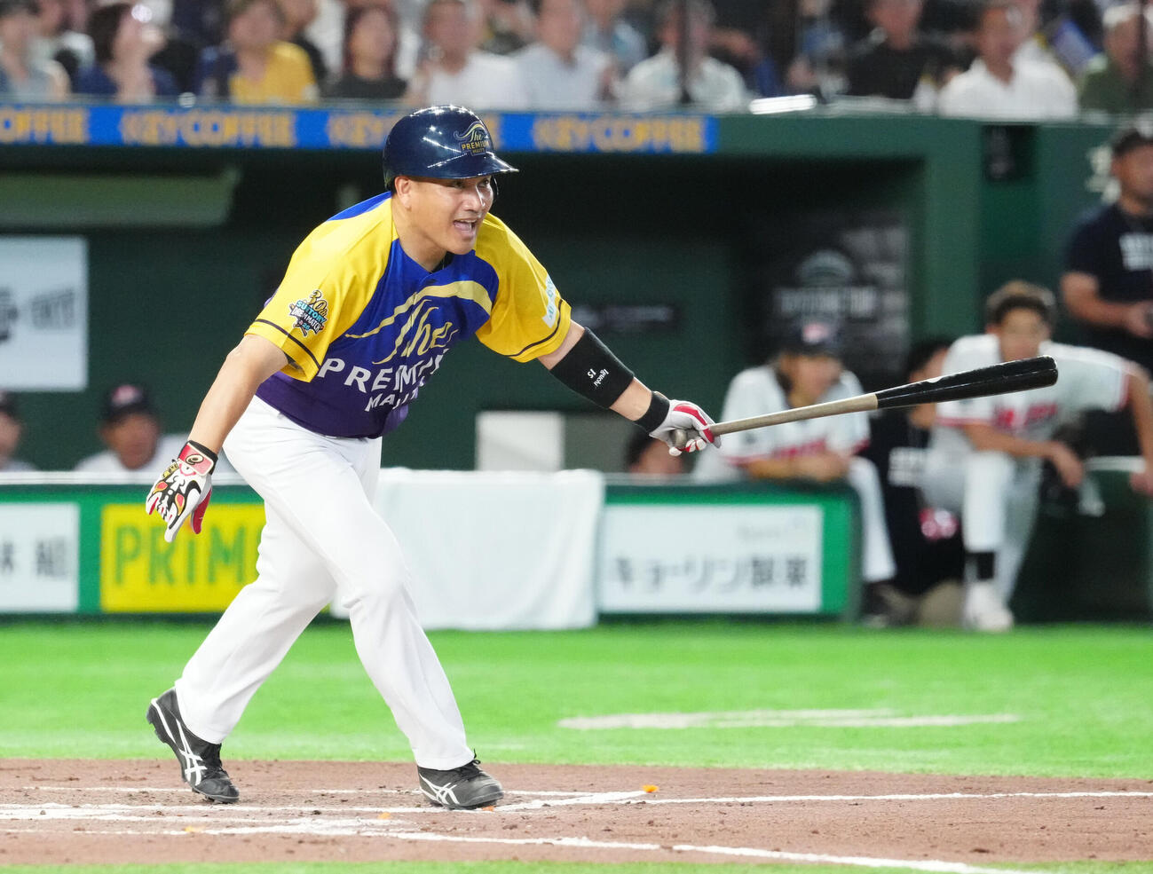 8回、適時打を放つザ・プレミアム・モルツ球団の井口資仁氏（撮影・江口和貴）
