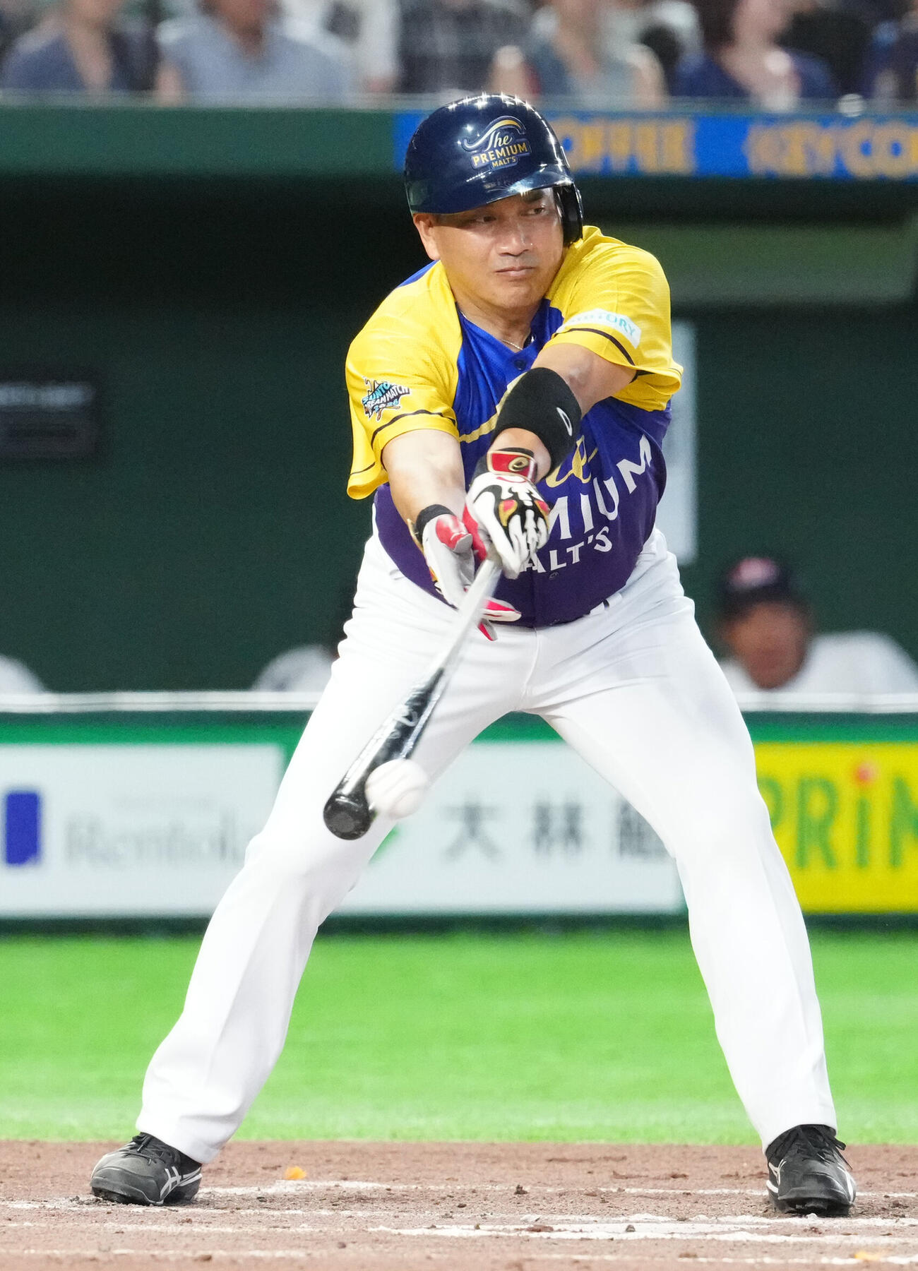 8回、適時打を放つザ・プレミアム・モルツ球団の井口資仁氏（撮影・江口和貴）