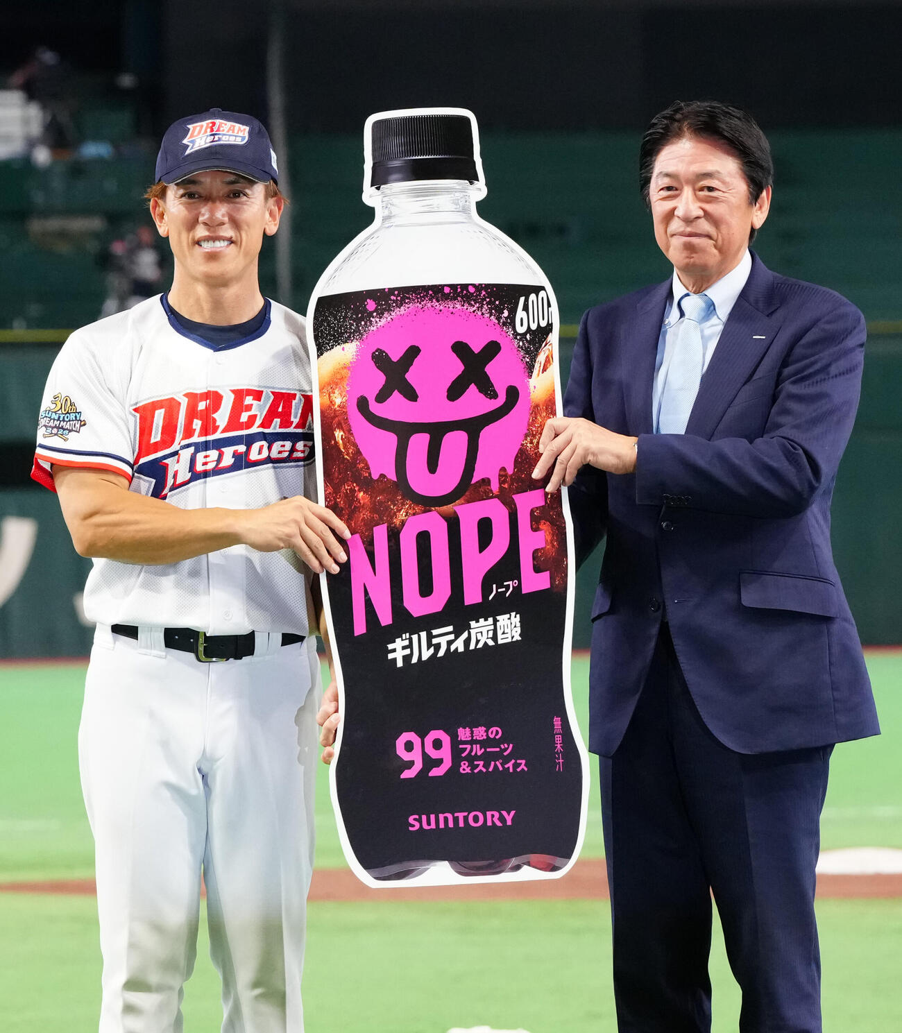 「サントリー　ドリームマッチ　2026」の表彰式で写真に納まる敢闘賞の松井稼頭央氏（左）（撮影・江口和貴）