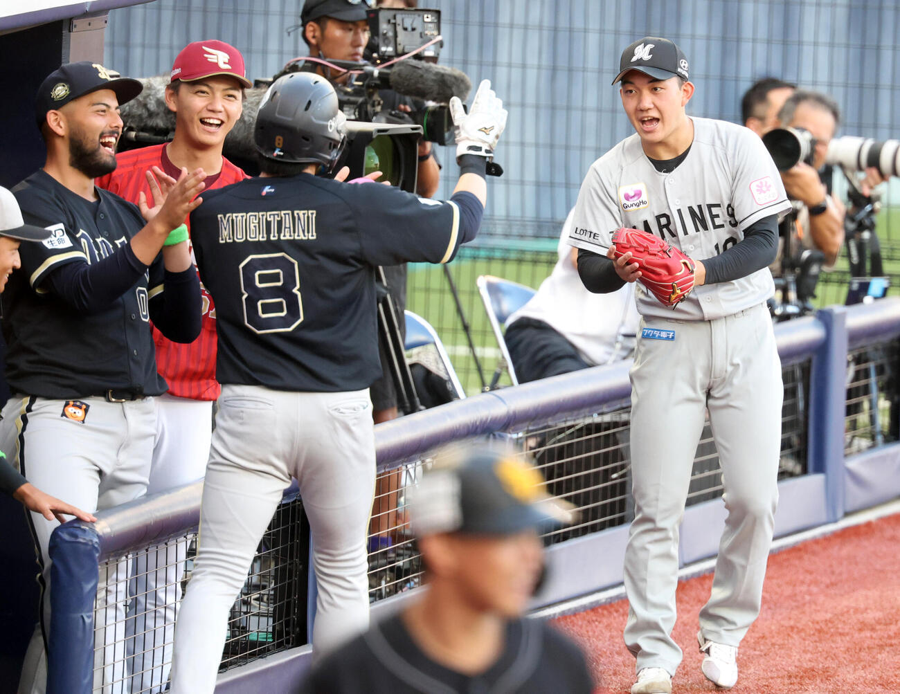 セ選抜対パ選抜　1回表パ選抜2死二塁、エドポロ・ケインの先制適時打で生還した麦谷祐介（手前）を笑顔で迎える石垣元気（右）ら（撮影・浅見桂子）