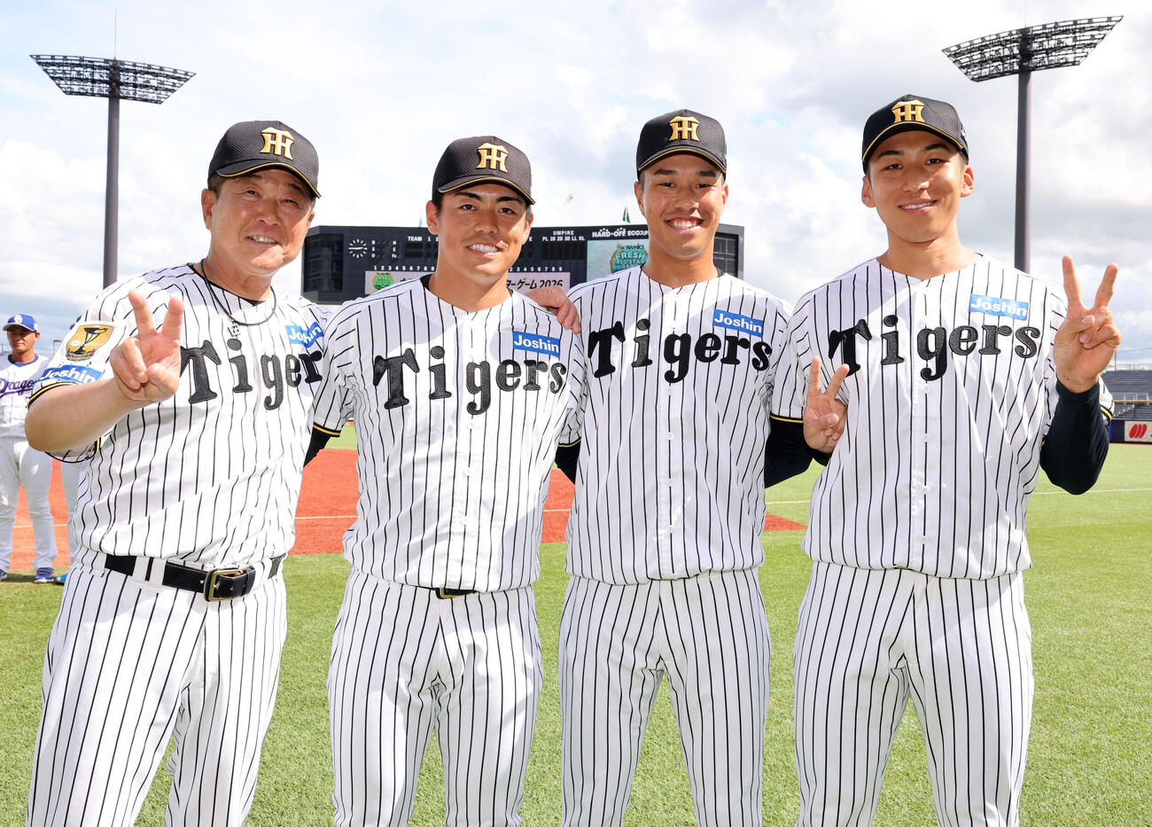 セ選抜対パ選抜　笑顔で記念撮影する。左から阪神平田勝男コーチ、谷端将伍、岡城快生、茨木秀俊（撮影・浅見桂子）