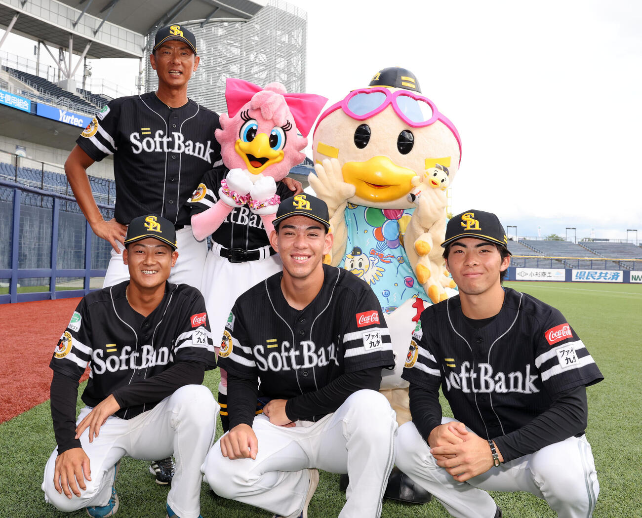 セ選抜対パ選抜　笑顔で記念撮影する、前列左からソフトバンク山下恭吾、高橋隆慶、村上泰斗。後列左は斉藤和巳コーチ（撮影・浅見桂子）