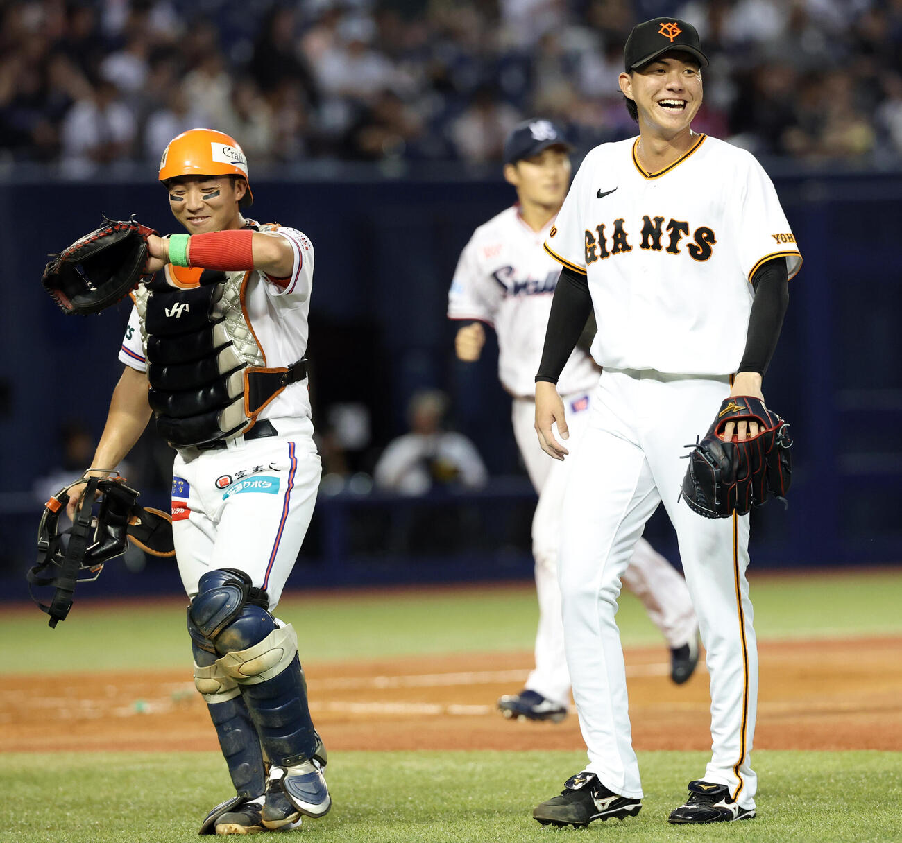 セ選抜対パ選抜　4回表パ選抜の攻撃を抑えた園田純規（右）はほっとした笑顔。捕手山田和（撮影・浅見桂子）