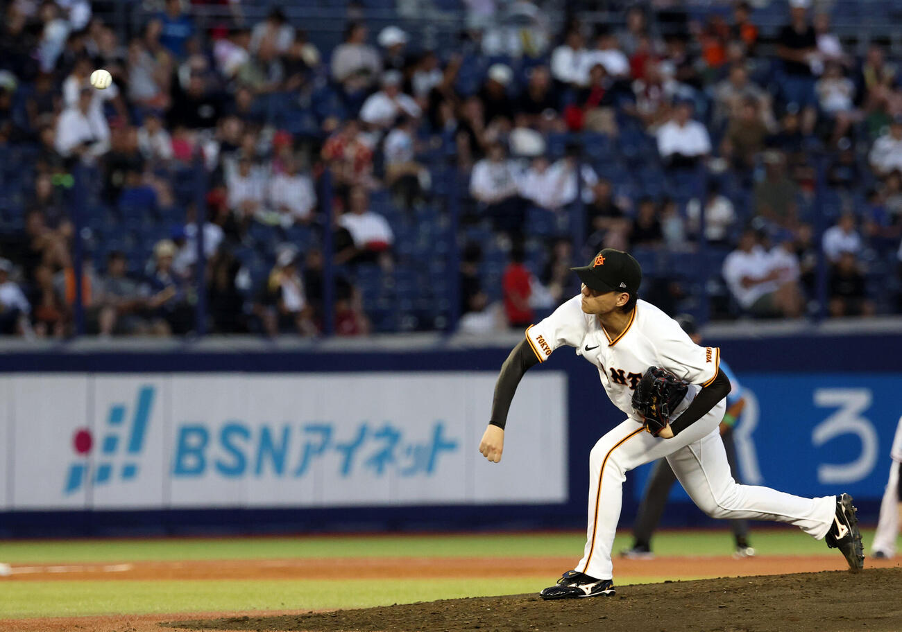 セ選抜対パ選抜　4回表パ選抜無死、打者桜井ユウヤにスローボールを投げる園田純規（撮影・浅見桂子）