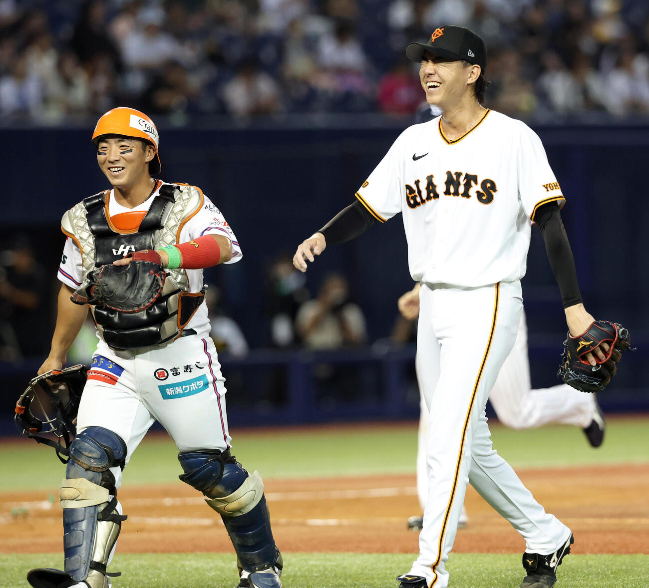 セ選抜対パ選抜　4回表パ選抜の攻撃を抑えた園田純規（右）はほっとした表情。捕手山田和（撮影・浅見桂子）