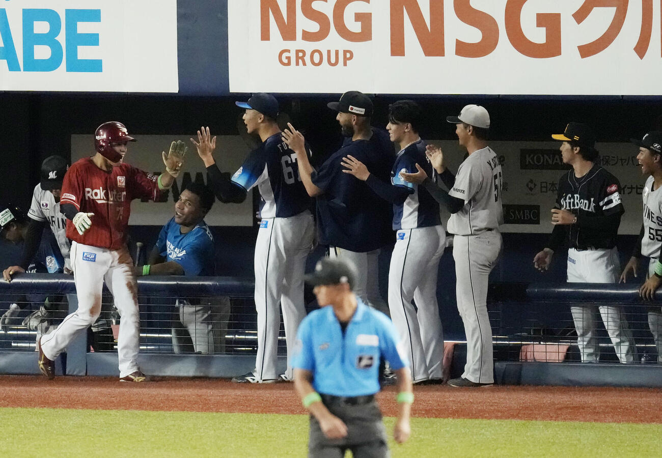 セ選抜対パ選抜　9回表パ選抜無死一塁、山下恭吾の適時三塁打で生還しナインから祝福される陽柏翔（左）（撮影・小島史椰）