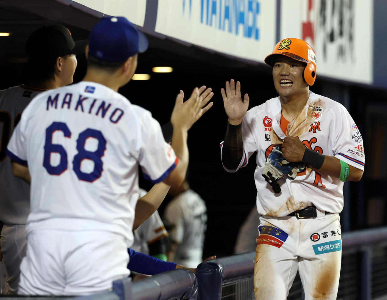 セ選抜対パ選抜　6回裏セ選抜1死三塁、岡城快生のゴロで本塁ヘッドスライティングも阻止された高義博（右）はユニホームが破れながらもナインに迎えられる（撮影・浅見桂子）