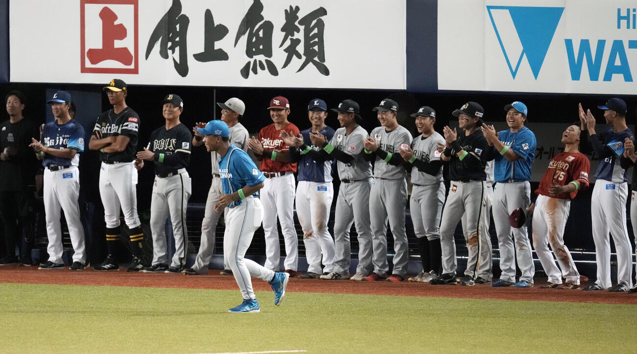 セ選抜対パ選抜　MVPに選ばれ笑顔を見せるエドポロ・ケイン（手前）（撮影・小島史椰）