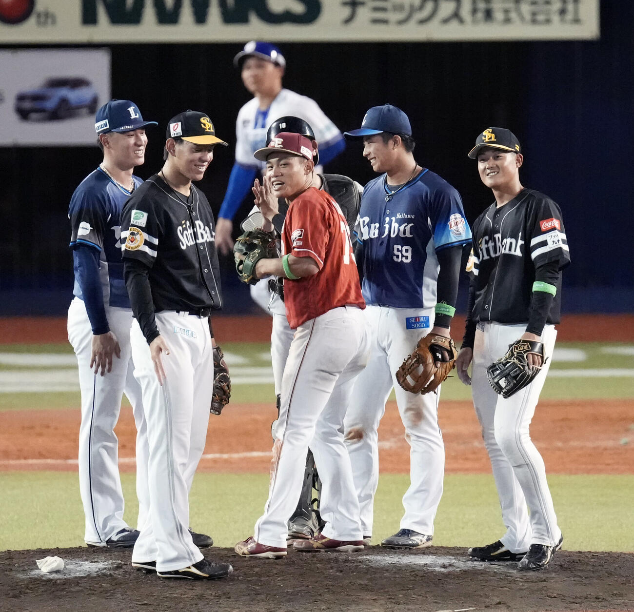 セ選抜対パ選抜　セ選抜に勝利し笑顔を見せるパ選抜の選手たち（撮影・小島史椰）