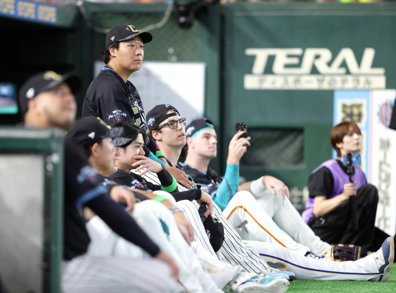 全セ対全パ　試合前、ホームランダービーを見守る大山悠輔ら全セの選手たち