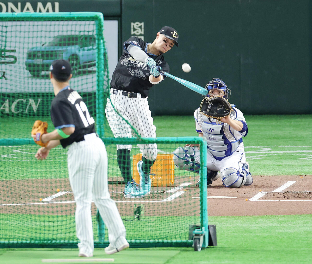 全セ対全パ　ホームランダービー準決勝で柵越え弾を放つ阪神佐藤輝明（撮影・宮地輝）