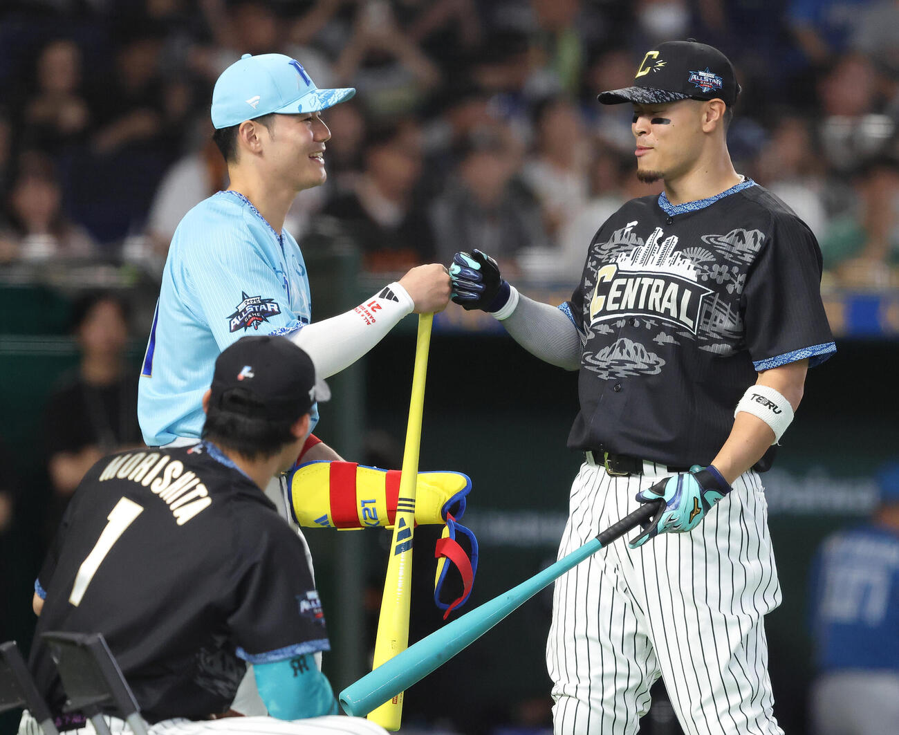 全セ対全パ　試合前、ホームランダービーでグータッチを交わす日本ハム清宮幸太郎（左）と阪神佐藤輝明