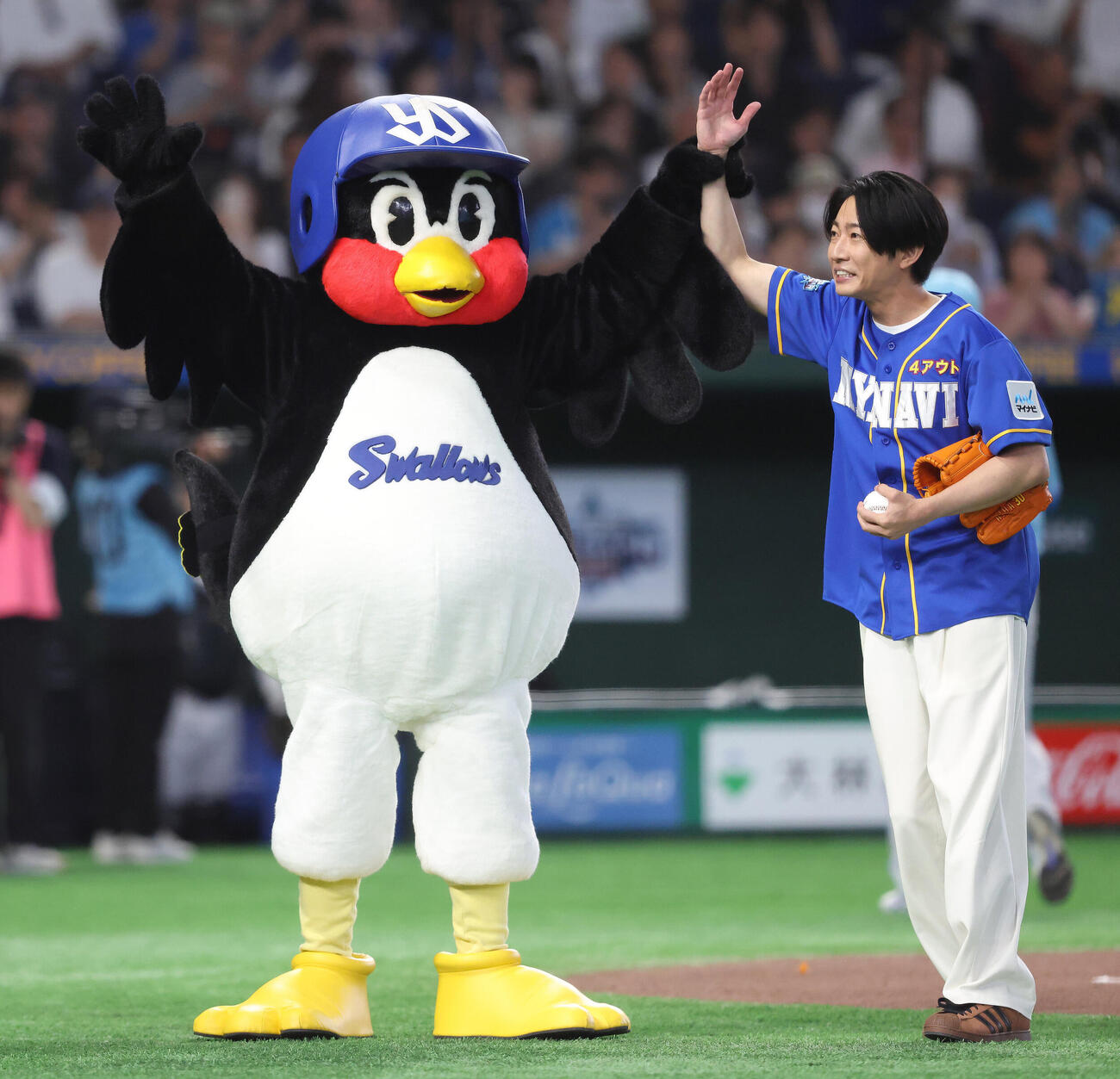 全セ対全パ　試合前、セレモニアルピッチを務め、つば九郎（左）に迎えられる相葉雅紀
