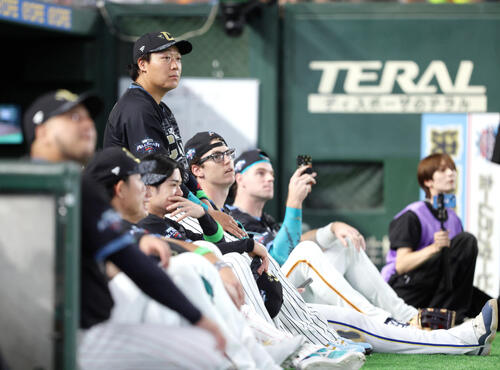 全セ対全パ 試合前、ホームランダービーを見守る大山悠輔ら全セの選手たち
