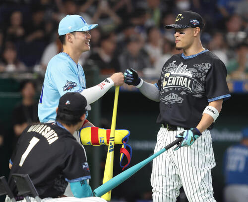 全セ対全パ 試合前、ホームランダービーでグータッチを交わす日本ハム清宮幸太郎(左)と阪神佐藤輝明