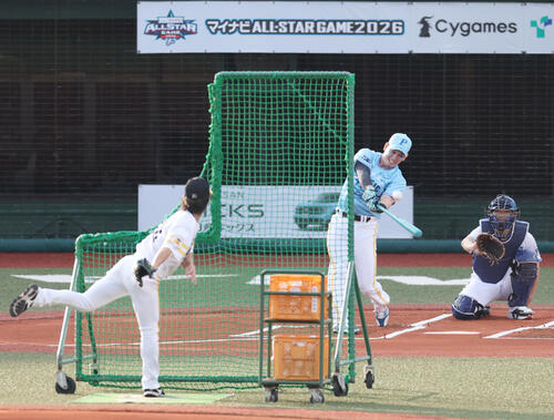 全パ対全セ ホームランダービー準々決勝で柵越え弾を放つソフトバンク栗原陵矢(撮影・宮地輝)