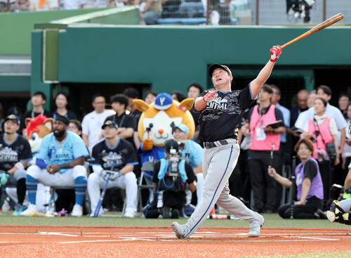 全パ対全セ ホームランダービーでスタンドインする全セ牧秀悟(撮影・浅見桂子)