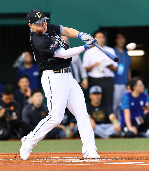 全パ対全セ ホームランダービーで柵越えする細川成也(撮影・上田博志)