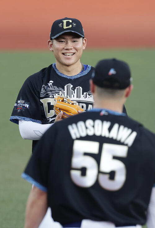 全パ対全セ 中日細川成也(手前)がホームランダービーを制し、投手を務めた村松開人は笑顔を見せる(撮影・前田充)