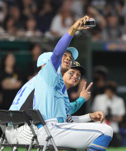 全セ対全パ 試合前、ホームランダービーで記念撮影する日本ハム万波中正(左)と阪神森下翔太