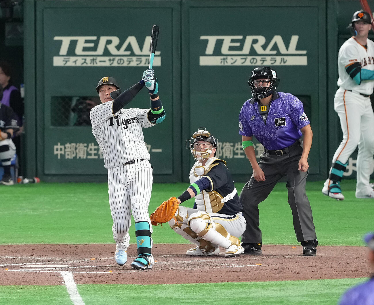 全セ対全パ　8回裏全セ1死二塁、大山悠輔は2点本塁打を放つ（撮影・足立雅史）