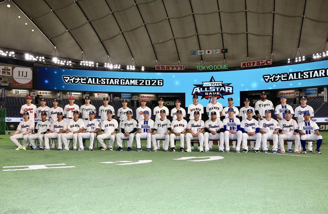 全セ対全パ　試合前、集合写真に納まる全セの選手たち（撮影・河田真司）