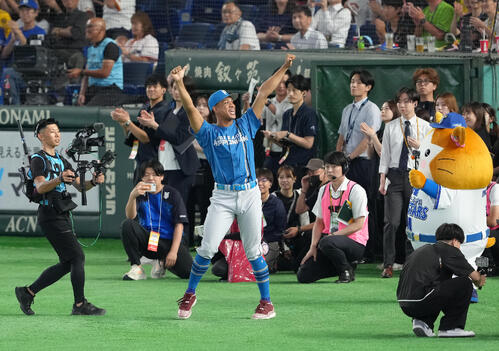 マイナビオールスターゲーム2026　第1戦　全セ対全パ　MVPに選ばれガッツポーズする全パ万波中正（撮影・足立雅史）