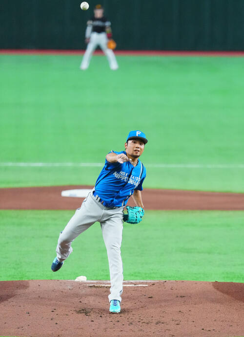 全セ対全パ　1回裏全セ1死、佐藤輝明に山なりのスローボールを投じる全パ先発伊藤大海（撮影・垰建太）