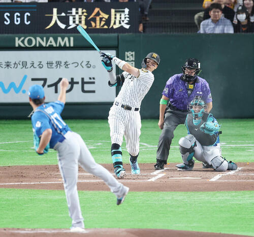 全セ対全パ　1回裏全セ1死、本塁打を放つ佐藤輝明。投手伊藤大海（撮影・宮地輝）