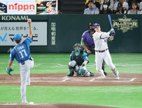 全セ対全パ　2回裏全セ無死、本塁打を放つ細川成也。投手伊藤大海（撮影・宮地輝）