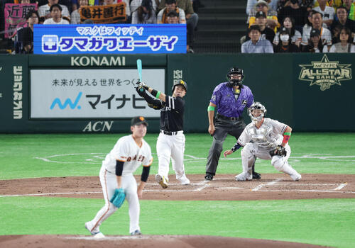全セ対全パ　３回表全パ2死二塁、適時二塁打を放つ近藤健介。投手井上温大（撮影・宮地輝）