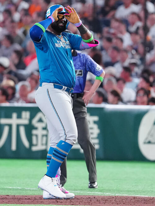全セ対全パ　3回表全パ2死二塁、適時打を放ちポーズを取るフランミル・レイエス（撮影・鈴木みどり）
