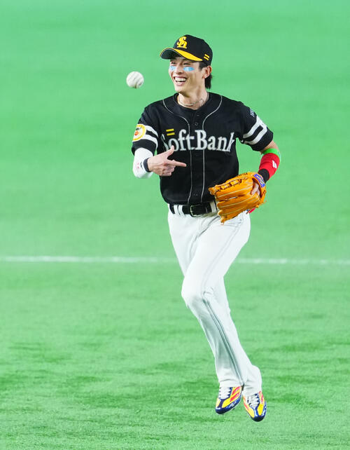 全セ対全パ　4回裏全セ2死、村松開人の打球を好捕し笑顔を見せる周東佑京（撮影・垰建太）