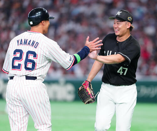 全セ対全パ　6回裏を終えた全パ鈴木昭汰（右）は三塁コーチャーの全セ山野太一とタッチを交わす（撮影・鈴木みどり）