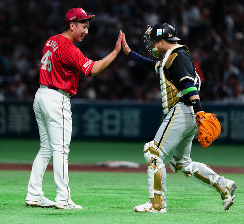 全セ対全パ　全セに勝利し若月健矢（右）とタッチを交わす全パ藤平尚真（撮影・鈴木みどり）