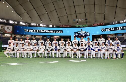全セ対全パ　試合前、集合写真に納まる全セの選手たち（撮影・河田真司）
